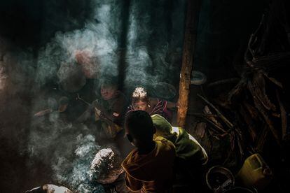 Algunos de los hijos de Balança Manuel Sande y su esposa Zeira asan maíz en la cocina de su cabaña, en el barrio 24 de Julho de Mopeia, en Mozambique. Se trata de un área rural con elevados índices de pobreza. Pincha en la imagen para ver la fotogalería completa. 