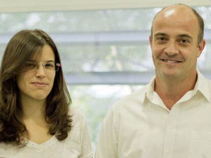 Ricard Gonz&aacute;lez Cinca junto a una de las doctoradas del proyecto.