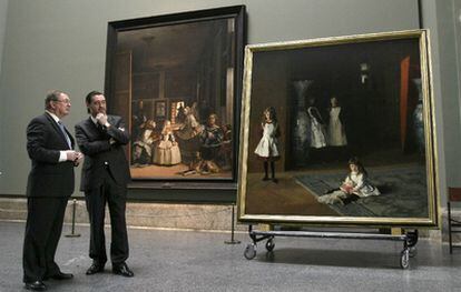 El director del Museo de Arte de Bostón, Malcolm Rogers, (izquierda) y el director del Museo del Prado, Miguel Zugaza, observan <i>Las hijas de Edward Darley Boit</i>, de John Singer Sargent, obra inspirada en <i>Las Meninas</i>, de Velázquez (detrás).