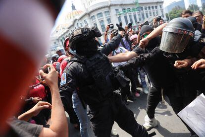 Manifestantes se enfrentan a la policía durante la marcha. En esta ocasión se cumplen 54 años desde la masacre.