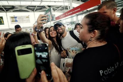 A su llegada, Pablo Alborán es invadido por las fans, que se hacen fotos con él.