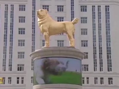Escultura dedicada al perro del presidente turkmeno en Asjabad.