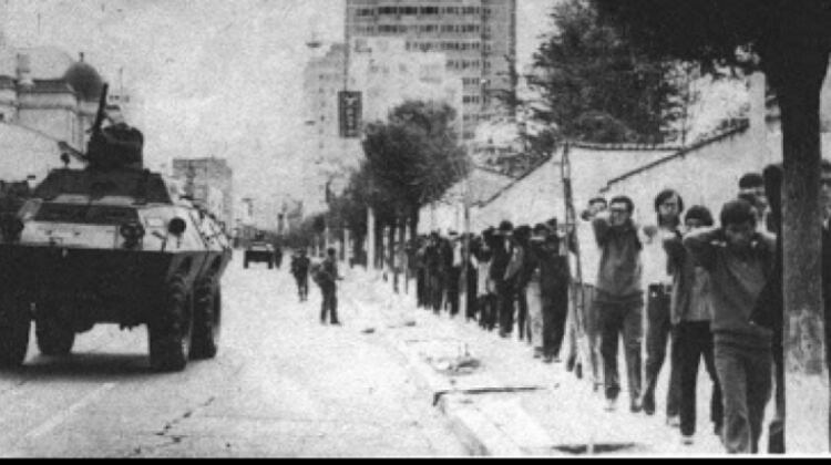 Soldados saem às ruas durante o golpe militar de 17 de julho de 1980, pelo qual Luis García Meza assumiu o poder.