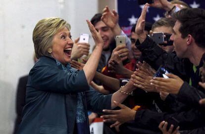 Clinton saluda a sus partidarios en Seatle.