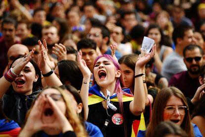 Un grupo de jóvenes se manifiestan en la jornada de hulga general en Barcelona.