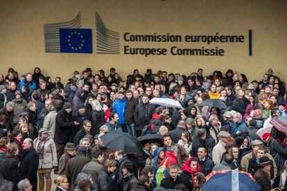 Decenas de funcionarios europeos se manifiestan por un presupuesto europeo equilibrado en la puerta de la sede de la Comisi&oacute;n Europea, el mi&eacute;rcoles en Bruselas. 