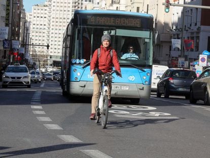 Un joven circulando por el centro de Madrid con una bici eléctrica.