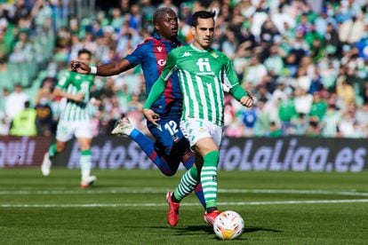 Juanmi, autor de los tres goles, conduce el balón ante Malsa.