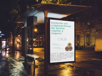 Publicidad de criptoactivos en una marquesina de autobús.