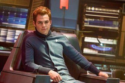 Chris Pine caracterizado como capitán Kirk en Star Trek, de J. J. Abrams.