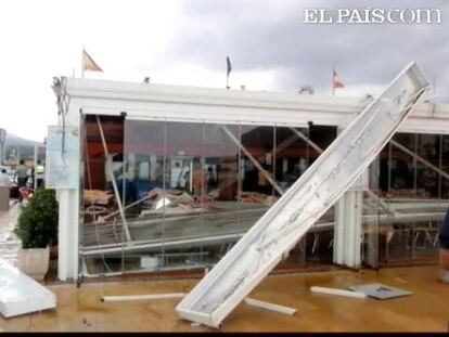 Tras el paso del tornado por Javea todo era devastación. El vendaval levantó parte del techo y algunas placas metálicas impactaron contra los clientes que estaban cenando en las mesas. El dueño del restaurante temió por sus vidas.