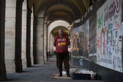 Alberto, de 47 años, en el soportal de la plaza Mayor de Madrid en el que duerme.