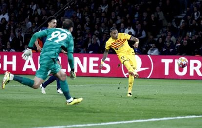 Raphinha scores the first goal for FC Barcelona against Paris Saint-Germain.