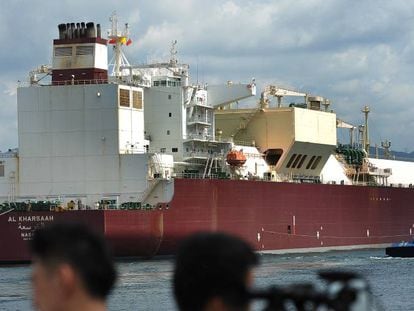 Un barco cargado de gas natural licuado, procedente de Qatar, llega a una nueva terminal para el gas en Shenzhen (China).