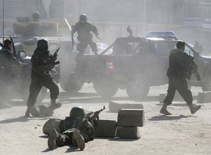 Fuerzas de seguridad afganas, durante el combate que se desató ayer ante el Ministerio de Justicia.