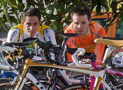 Alberto Contador y Samuel Sánchez posan el domingo 26 de octubre antes de la VI Fiesta de la Bicicleta, en Derio.