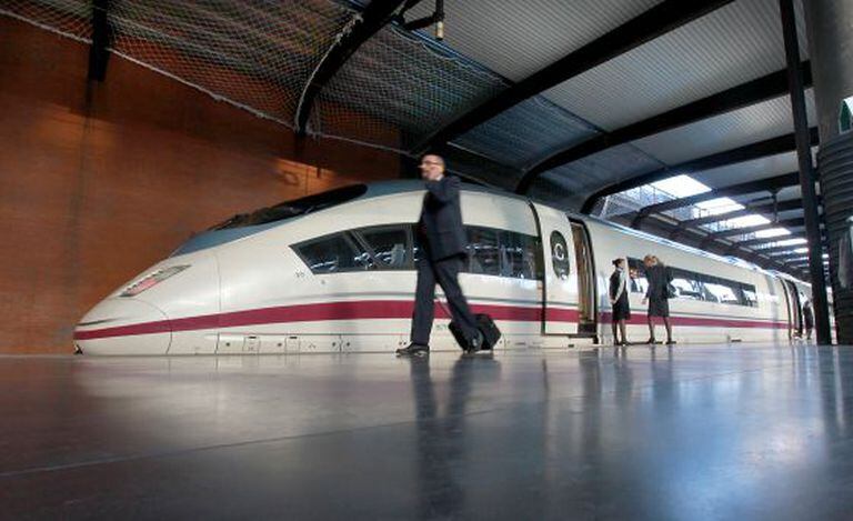 Un tren de alta velocidad en la estación de Atocha de Madrid.