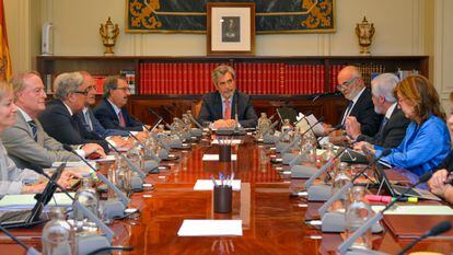 Carlos Lesmes, en el centro, preside una reunión del pleno del Consejo General del Poder Judicial, el 11 de julio.