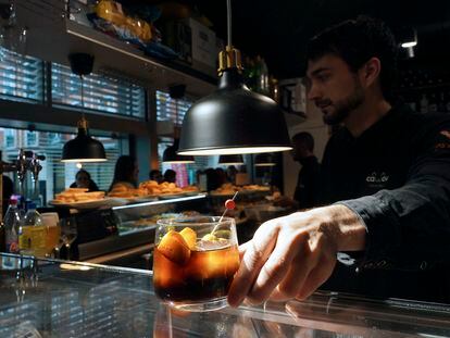 Un camarero sirve una bebida en un bar de Valladolid.