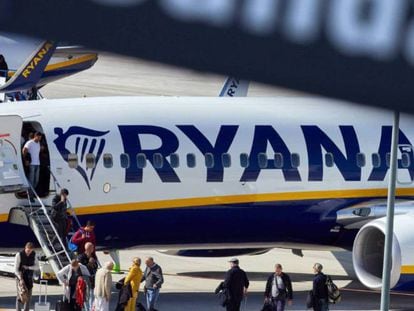 Varios viajeros descienden de un avión de Ryanair.