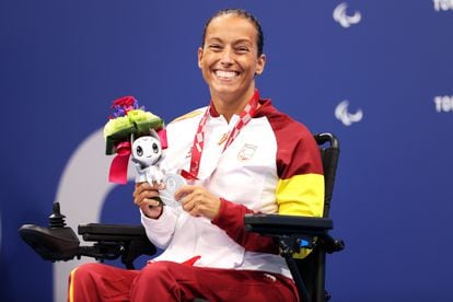 Teresa Perales con la medalla de plata en los Juegos Paralímpicos de Tokio. 