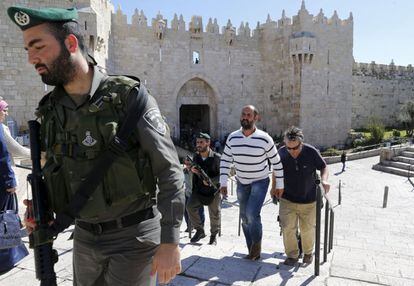 Agentes israelíes detienen al corresponsal de 'The Washington Post', William Booth, este martes en Jerusalén. Ha estado arrestado 45 minutos.