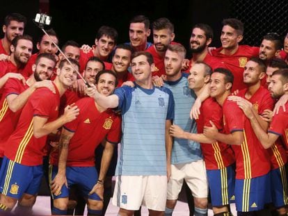 La selección española enseña la camiseta con la que jugará la Eurocopa.