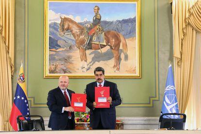 Karim Khan y Nicolás Maduro firman un acuerdo de colaboración en Caracas, este miércoles.