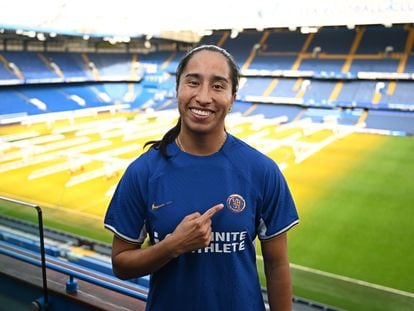 Mayra Ramírez posa con la camiseta del Chelsea, este viernes, en Londres (Reino Unido).