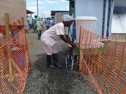 La acci&oacute;n de lavarse las manos con agua clorada se repite en los centros de pacientes de &Eacute;bola como ELWA3 gestionado por MSF en Monrovia, capital de Liberia.
