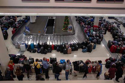 Pasajeros esperan en el aeropuerto de Chicago por el temporal, el martes.