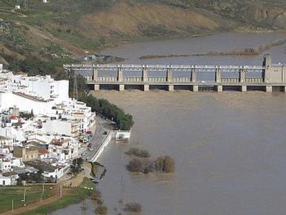 Central hidroel&eacute;ctrica en el Guadalquivir, en Alcal&aacute; del R&iacute;o (Sevilla). 