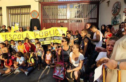 Acto de protesta contra los recortes en Educaci&oacute;n a las puertas del CEIP Malva-rosa de Valencia.