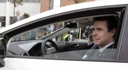 El ministro de Industria, Energía y Turismo, Jose Manuel Soria, en la factoría de SEAT en Martorell. EFE/Archivo