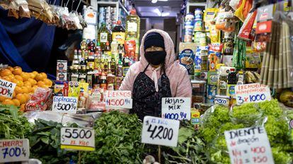 Una vendedora de frutas y verduras en la Vega Central, el mercado más popular de Santiago, Chile.