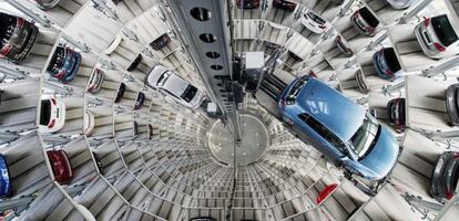 Visi&oacute;n cenital de varios coches Volkswagen (VW) aparcados en una torre de la planta de VW en Wolfsburgo, Alemania. EFE/Archivo