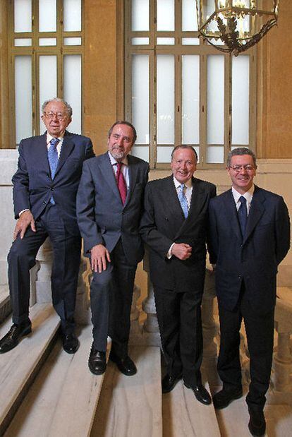 Los ex alcaldes de Madrid José Luis Álvarez, Juan Barranco y José María Álvarez del Manzano posan con el actual regidor de la capital, Alberto Ruiz-Gallardón.