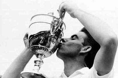 Manolo Santana besa la copa de Wimbledon en 1966.