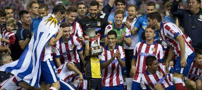 Los rojiblancos con el trofeo de la Supercopa de Espa&ntilde;a. 