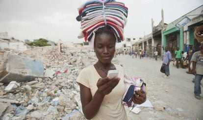 Ketteline Pierre, estudiante en Haití, enviando mensajes de texto.