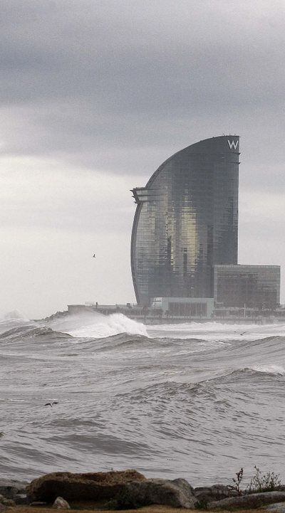 Espectacular oleaje en la playa de la Barceloneta, ayer, con el hotel Vela de fondo.