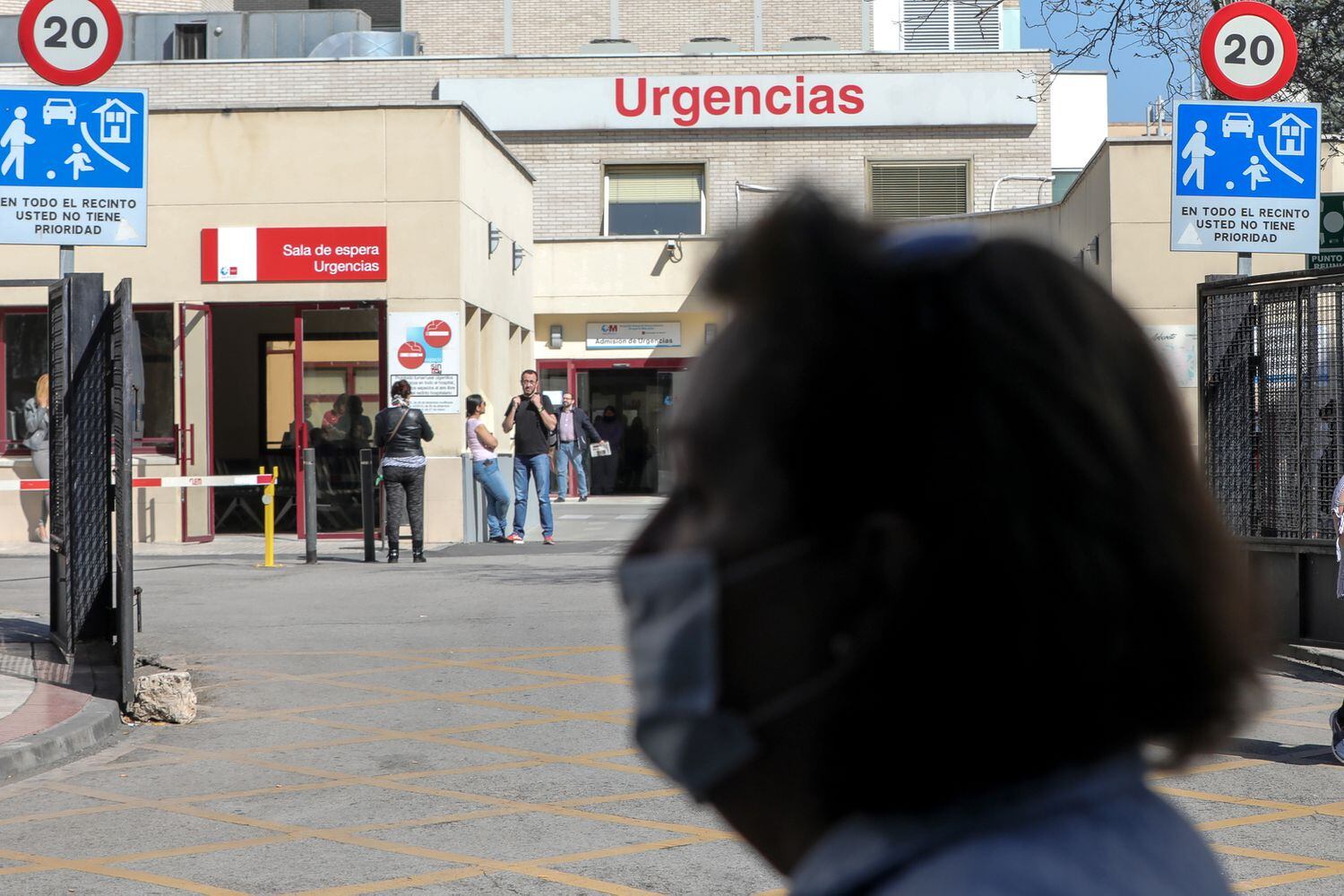 Una mujer  con mascarilla, este viernes ante la puerta de Urgencias del Hospital Gregorio Marañón, en Madrid.