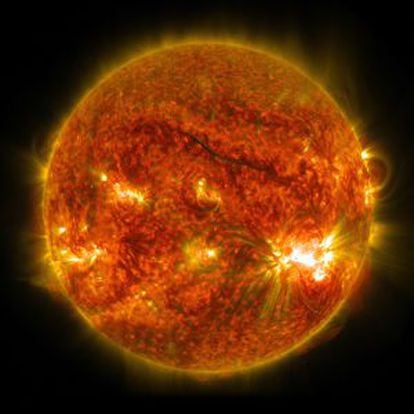 La mancha solar AR 12192 se aprecia en la superficie de la estrella en la mitad inferior, a la derecha.