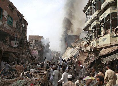 La fuerte explosión ha destruido edificios y tiendas en el mercado de Peshawar.