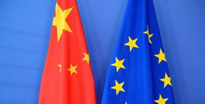 Banderas de China y la UE en una cumbre  eurochina.