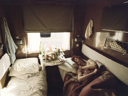 David Bowie, fotografiado en un vagón del Transiberiano por su amigo de la infancia Warren Peace, rendido a la noche mientras la luz de la mañana se cuela por la ventana.