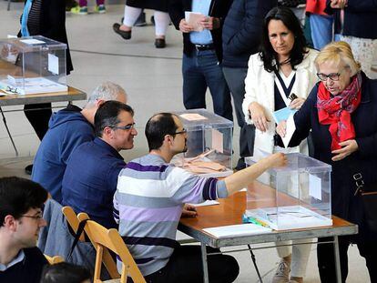 Votantes en un colegio de Girona, el pasado 28 de abril.