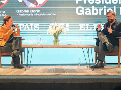 Gabriel Boric, presidente de Chile y Pepa Bueno, directora de EL PAÍS, durante el foro del viernes en Santiago.