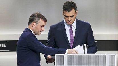 Iván Redondo, junto a Pedro Sánchez en un debate televisivo en 2019.