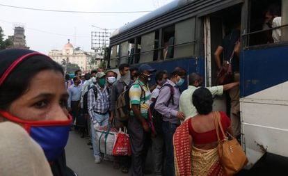 Según Elsa Marie D'Silva, en India también sería importante rediseñar el transporte público para que sea más seguro para las mujeres. En los trenes y los autobuses ya hay asientos y compartimentos especiales para ellas, pero la activista denuncia que "fuera de esos espacios segregados nadie garantiza tu seguridad".